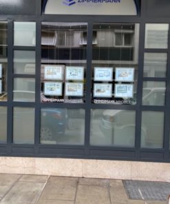 Découvrez notre affichage lumineux premium, idéal pour sublimer votre vitrine qu'elle soit d'une agence immobilière ou d'un commerce nécessitant un fort impact visuel. Proposant une variété de formats et de couleurs, chaque cadre est éclairé sur les deux faces et peut être orienté en portrait ou paysage. Ces solutions d'affichage, avec une luminosité pouvant atteindre 6400 LUX, sont disponibles à la vente en ligne chez C.Diff-Prom, avec une livraison rapide assurée dans toute la Suisse.