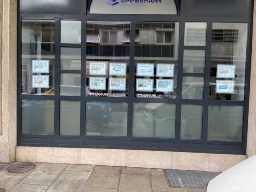 Découvrez notre affichage lumineux premium, idéal pour sublimer votre vitrine qu'elle soit d'une agence immobilière ou d'un commerce nécessitant un fort impact visuel. Proposant une variété de formats et de couleurs, chaque cadre est éclairé sur les deux faces et peut être orienté en portrait ou paysage. Ces solutions d'affichage, avec une luminosité pouvant atteindre 6400 LUX, sont disponibles à la vente en ligne chez C.Diff-Prom, avec une livraison rapide assurée dans toute la Suisse.