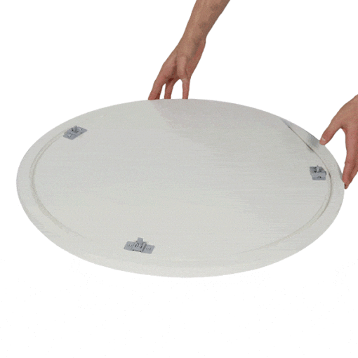 Le comptoir d'exposition portable de diamètre 60 cm est facile à transporter et installer, idéal pour vos événements, avec une possibilité de personnalisation grâce à une affiche interchangeable. Il est équipé d'une étagère intérieure et peut supporter jusqu'à 70 kg sur son plateau en MDF. Disponible en ligne sur C.Diff Prom, la livraison est rapide en Suisse.
