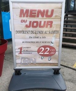 Stop trottoir base lestée, idéal pour un affichage extérieur visible et résistant grâce à sa base lestée pouvant être chargée avec de l'eau ou du sable, disponible en noir et gris pour une commande rapide et livraison en Suisse via C.Diff Prom.