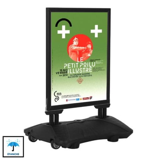 Le Stop trottoir base lestée est un panneau d'affichage extérieur disponible en noir et gris alu, conçu pour résister aux intempéries et aux vents grâce à sa base lestée à remplir d'eau ou de sable. Il est muni de deux faces d'affichage avec des cadres en alu anodisé et des protecteurs incassables anti-reflets. Facile à déplacer avec ses roulettes latérales, il permet un changement rapide des affiches. Ce produit, commandable en ligne chez C.Diff Prom avec livraison rapide en Suisse, est idéal pour une visibilité maximale dans votre rue.