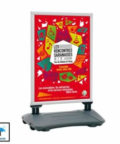 Le stop trottoir avec base lestée garantit une visibilité optimale de vos affiches grâce à sa résistance au vent et son étanchéité, disponible en gris et noir, facile à déplacer, et proposé en différentes tailles chez C.Diff Prom, avec livraison rapide en Suisse.