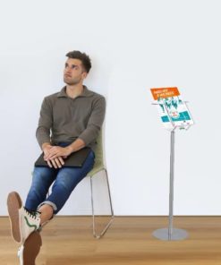 Présentoir en métal avec une case A4 inclinée, utile pour documents jusqu'à 33 cm de hauteur, idéal pour acceuils, expositions et événements, disponible à l'achat avec livraison rapide en Suisse sur C.Diff Prom.