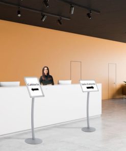 Ce porte-affiche sur pied incurvé, disponible en formats A3 et A4, est idéal pour afficher vos informations dans les salons, restaurants ou agences de voyages, avec son cadre rotatif et protecteur plexiglas anti-reflets. Disponible à l'achat en ligne sur C.Diff Prom avec livraison rapide en Suisse.