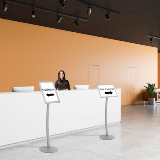 Dieser gebogene Posterständer ist in den Formaten A3 und A4 erhältlich und eignet sich mit seinem drehbaren Rahmen und dem entspiegelten Plexiglasschutz ideal zum Aushängen Ihrer Informationen in Lounges, Restaurants oder Reisebüros. Erhältlich zum Online-Kauf bei C.Diff Prom mit schneller Lieferung in die Schweiz.