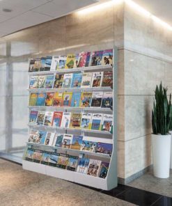 Présentoir brochures avec trois meubles et six étagères, idéal pour magasins et bureaux, avec finition laquée époxy blanche pour une grande résistance; disponible pour commande en ligne avec livraison rapide en Suisse via C.Diff Prom.