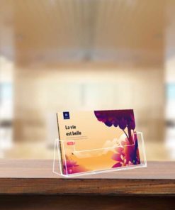 Ce présentoir de comptoir transparent Taymar, de qualité supérieure, est conçu pour mettre en valeur vos brochures A4, A5 et 1/3 A4 avec élégance et efficacité. Il est fabriqué en polystyrène cristal injecté pour une transparence totale, et est disponible en différents formats portrait ou paysage. Commandez-le en ligne sur C.Diff Prom pour une livraison rapide dans toute la Suisse.