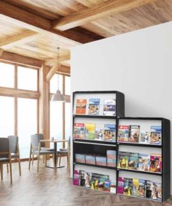 Présentoirs modulaires pour brochures avec structure métallique laquée en noir satiné, conçus pour le stockage et la présentation simultanée de brochures avec réserve intérieure. Disponible à l'achat en ligne chez C.Diff Prom, avec livraison rapide en Suisse.