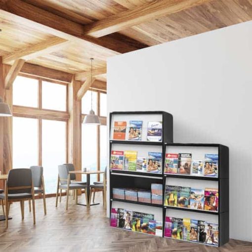 Présentoirs modulaires pour brochures avec structure métallique laquée en noir satiné, conçus pour le stockage et la présentation simultanée de brochures avec réserve intérieure. Disponible à l'achat en ligne chez C.Diff Prom, avec livraison rapide en Suisse.