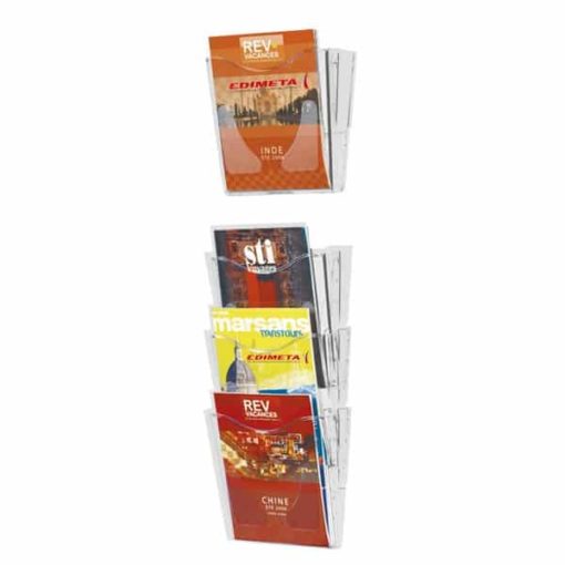 Présentoirs muraux en plexiglas multi-formats permettant de présenter des catalogues de manière accessible, idéal pour agences de voyages et points de vente, disponibles à la commande en ligne avec livraison rapide en Suisse.