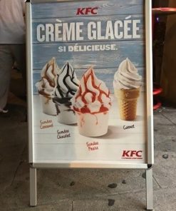 Le Chevalet d'affichage Cadro-Clic est un support publicitaire double face idéal pour attirer les clients, disponible en quatre formats avec un cadre en aluminium robuste et des coins arrondis sécurisés, et peut être commandé en ligne sur C.Diff Prom avec une livraison rapide en Suisse.