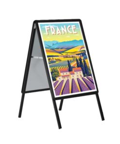Ce chevalet d'affichage Cadro-Clic, proposé en 4 formats et disponible en aluminium anodisé naturel ou noir, est idéal pour la publicité de rue grâce à son système Clic-Clac pour un changement facile d'affiche. Sa structure double face robuste avec coins chromés et plexis anti-reflets garantit une haute visibilité et sécurité. Commandez dès maintenant sur C.Diff Prom pour une livraison rapide en Suisse.