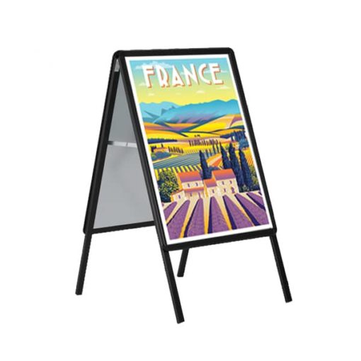 Ce chevalet d'affichage Cadro-Clic, proposé en 4 formats et disponible en aluminium anodisé naturel ou noir, est idéal pour la publicité de rue grâce à son système Clic-Clac pour un changement facile d'affiche. Sa structure double face robuste avec coins chromés et plexis anti-reflets garantit une haute visibilité et sécurité. Commandez dès maintenant sur C.Diff Prom pour une livraison rapide en Suisse.