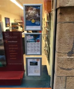 Cadres d'affichages double face avec système Clic-Clac autocollant et plexi de protection, disponibles pour achat en ligne avec livraison rapide en Suisse.