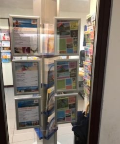 Cadres d'affichage double face à poser sur vitrines, dotés d'un système Clic-Clac avec protection plexi sur les deux faces, disponibles pour commande en ligne avec livraison rapide en Suisse.