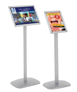 Porte-affiche sur pied incliné, disponible en formats A4 ou A3, en noir ou gris, avec cadre rotatif anti-reflet Cadro-Clic et possibilité d'orientation portrait ou paysage, idéal pour présenter vos promotions ou menus. Commandez en ligne sur C.Diff Prom et bénéficiez d'une livraison rapide dans toute la Suisse. Prix dégressif dès 5 pièces.