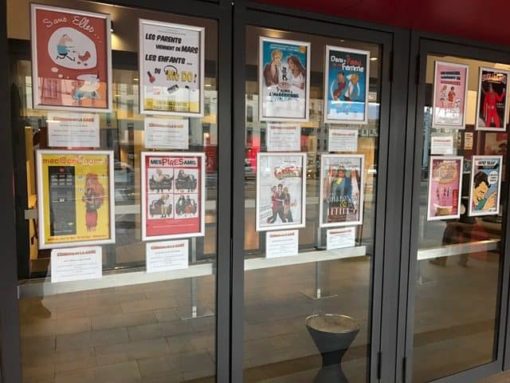 Cadres d'affichage double face idéaux pour vitrines, avec système Clic-Clac et plexiglas protecteur des deux côtés, disponibles à l'achat en ligne sur C.Diff Prom avec livraison rapide en Suisse.