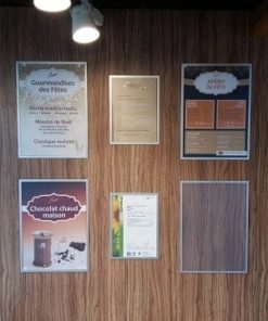 Le Vit'Affiche est un support d'affichage innovant pour vitrines, utilisable sur toutes surfaces lisses avec un système d'adhésif aimanté facilitant le remplacement des affiches sans scotch. Disponible en formats A4 et A3, en gris argenté ou noir, ce produit peut être commandé en ligne sur C.Diff Prom avec livraison rapide dans toute la Suisse.