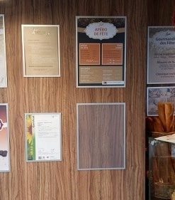Vit'affiche est un support d'affichage magnétique idéal pour vitrines et surfaces lisses, permettant un affichage double face interchangeable facilement grâce à un cadre aimanté, disponible en formats A3 et A4, et compatible avec une installation simple. Commande en ligne possible sur C.Diff Prom avec livraison rapide en Suisse.