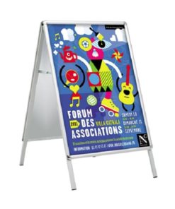 Chevalet d'affichage Cadro-Clic double face en aluminium anodisé robuste, disponible en 4 formats, avec coins chromés arrondis et plexis anti-reflets, parfait pour valoriser votre communication de rue ; commande et livraison rapide en Suisse sur C.Diff Prom.