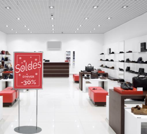 Support d'affichage sur pied ovale, idéal pour les espaces de vente, disponible en noir ou gris alu, compatible avec les formats A1, A2 et B2, conçu pour une utilisation en intérieur avec affichage recto verso et stabilisation optimale ; à commander en ligne sur C.Diff Prom avec livraison rapide en Suisse.